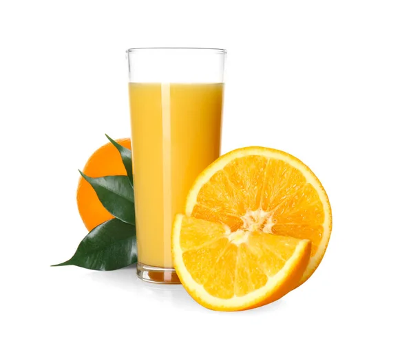 Copo de suco de laranja saboroso no fundo branco — Fotografia de Stock