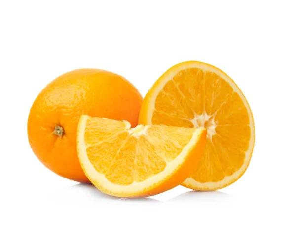 Frische reife Orangen auf weißem Hintergrund — Stockfoto