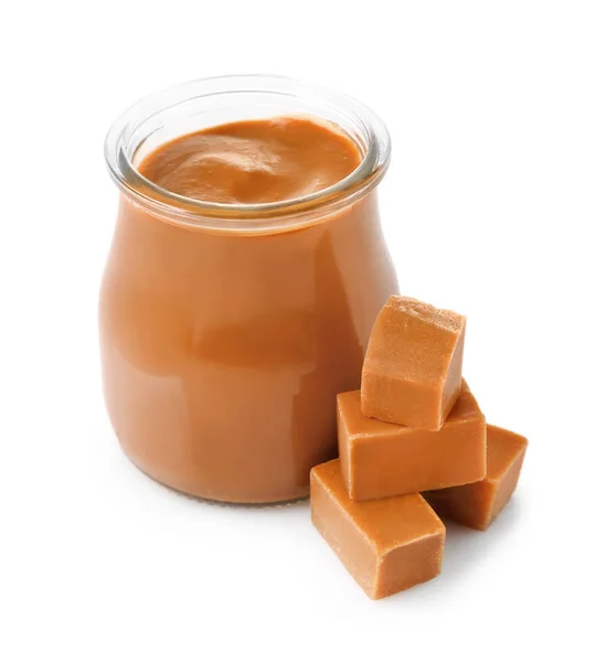 Jar édes folyékony karamell, fehér háttér — Stock Fotó