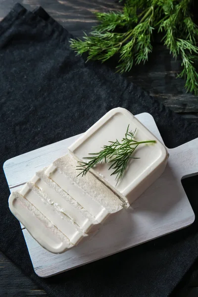 Saboroso queijo feta corte na mesa — Fotografia de Stock