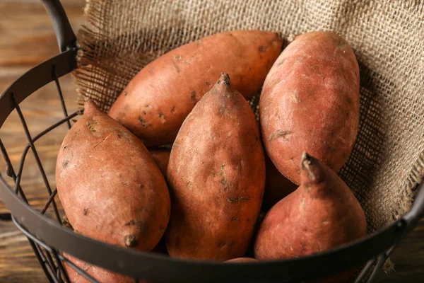 Patata dulce cruda en cesta, primer plano —  Fotos de Stock