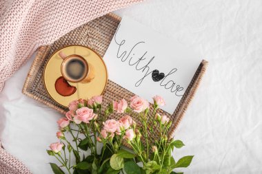 Lezzetli breakfast, güzel çiçekler ve kart yatakta