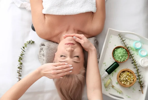 Donna matura che riceve massaggio facciale nel salone di bellezza — Foto Stock