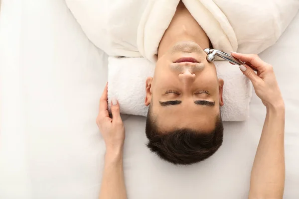 Uomo che riceve massaggio facciale nel salone di bellezza — Foto Stock