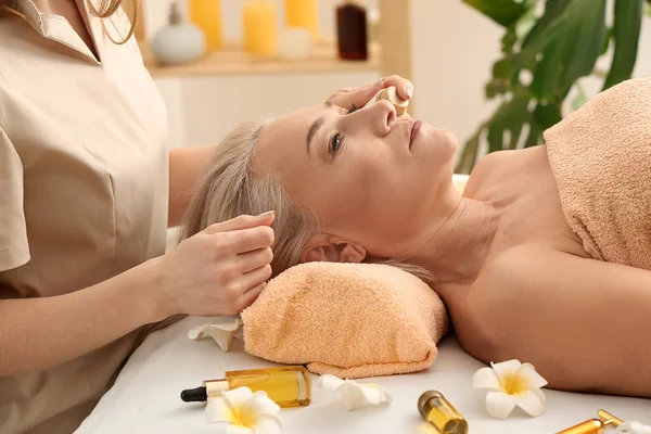 Donna matura sottoposta a trattamento con siero facciale nel salone di bellezza — Foto Stock