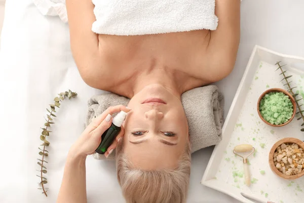 Donna matura sottoposta a trattamento con siero facciale nel salone di bellezza — Foto Stock