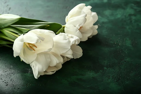 Buquê de belas tulipas no fundo de cor — Fotografia de Stock