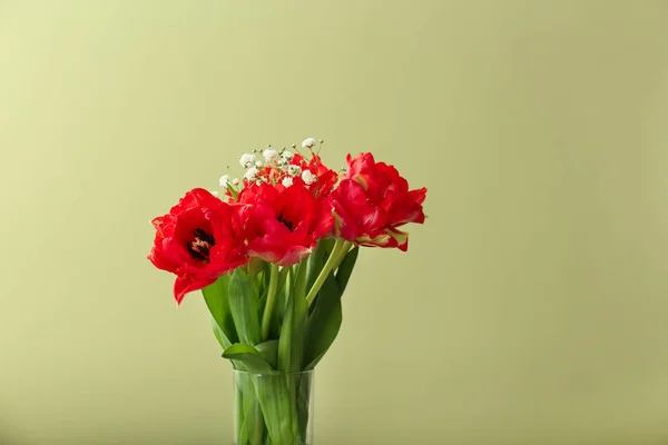 Strauß schöner Tulpen auf farbigem Hintergrund — Stockfoto