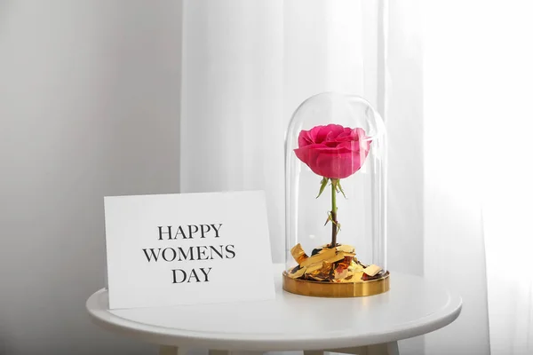Красива троянда і листівка за 8 березня на столі — стокове фото