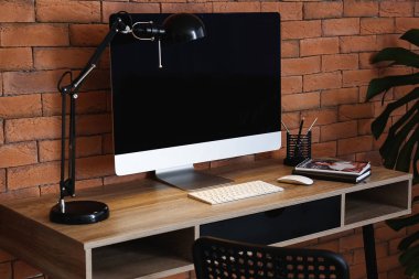 Şık çalışma alanı yakınındaki duvara modern bilgisayar ile