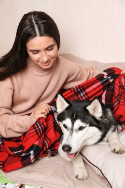 Onun sevimli husky köpek evde olan kadın portresi