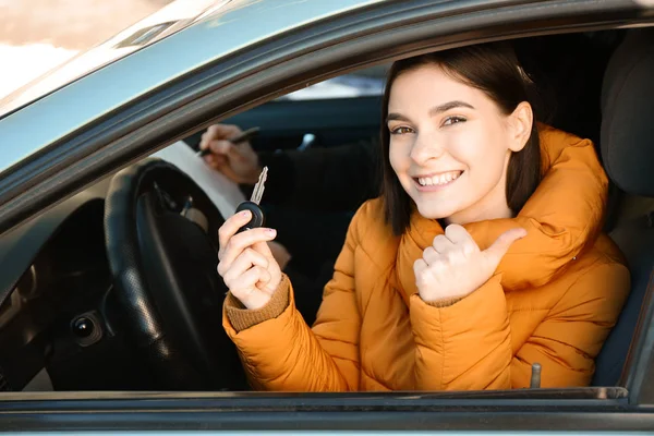 Mujer feliz con llave del coche después de pasar la prueba de licencia de conducir — Foto de Stock