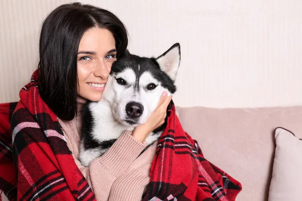 Portrait of young woman with her cute husky dog at home — Stock Photo, Image