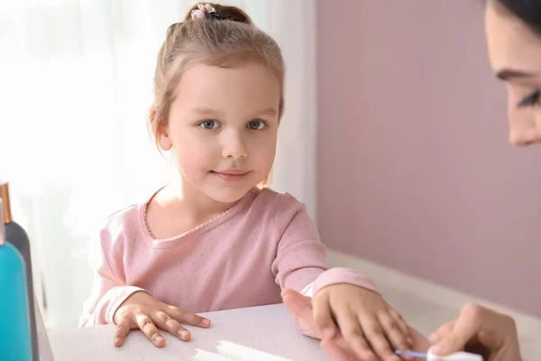 Leuke dochter met moeder maken manicure thuis — Stockfoto