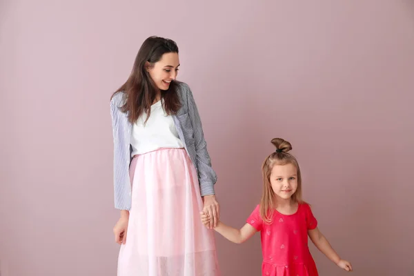 Retrato de linda niña con madre en el fondo de color — Foto de Stock