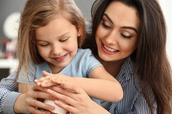 Ritratto di bambina carina con madre — Foto Stock