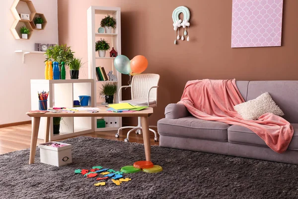 Stilvolles Interieur des Kinderzimmers mit Holztisch — Stockfoto