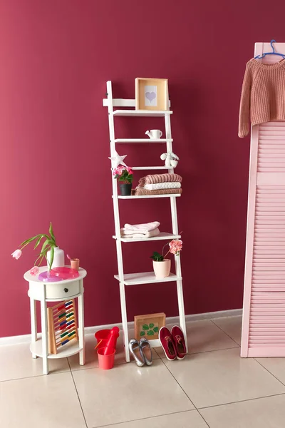 Shelving unit with table near color wall in kid room — Stock Photo, Image