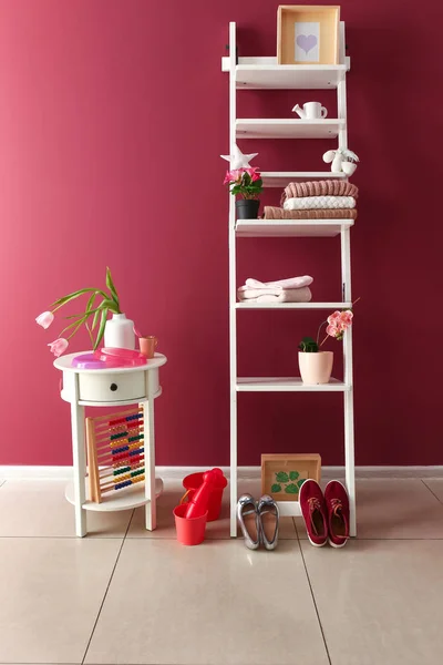 Shelving unit with table near color wall in kid room — Stock Photo, Image