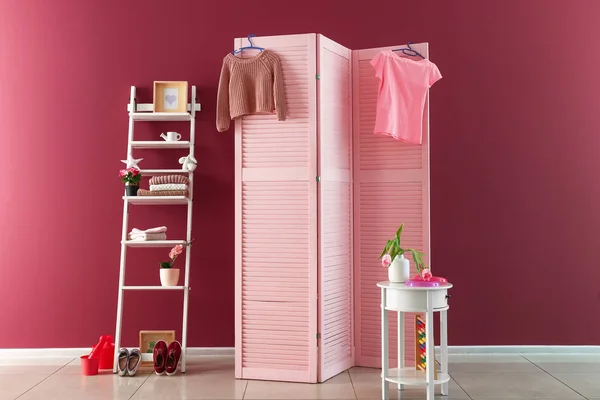 Pink folding screen with stylish furniture near color wall in kid room — Stock Photo, Image