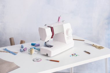 Dikiş makinesi aksesuarları üzerinde atelier işyerinde terzi ile