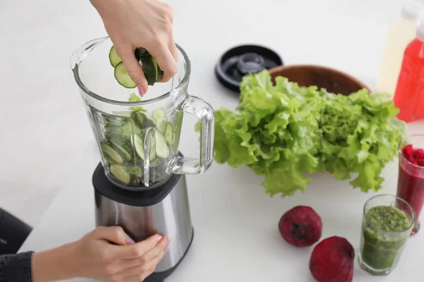 Ung kvinna att göra hälsosam smoothie hemma — Stockfoto