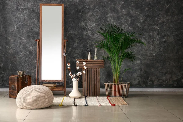 Interno di bella camera con grande specchio — Foto Stock
