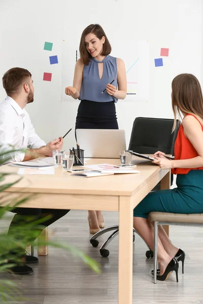 Young businesswoman giving presentation in office — Stock Photo, Image