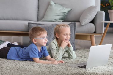 Sevimli küçük çocuklar evde çizgi film izlerken