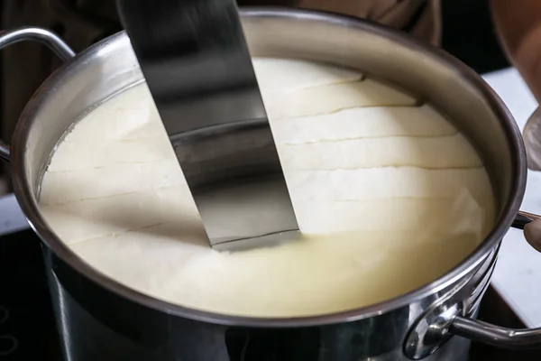 Förbereda läckra ost — Stockfoto