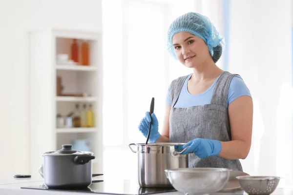 Mujer preparando sabroso queso en la cocina — Foto de Stock