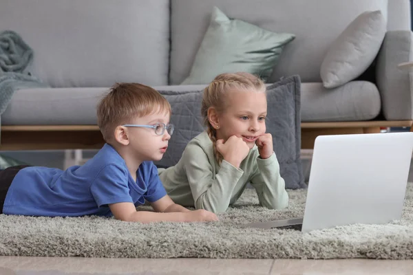 Милі маленькі діти дивиться мультфільми вдома — стокове фото