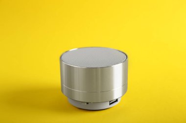 Akıllı ev Yardımcısı aygıt renk arka plan üzerinde