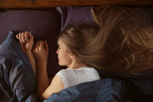 Young woman sleeping in bed at home — Stock Photo, Image