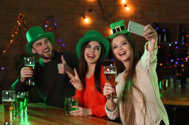 Gençler barda St Patrick's Day kutluyor