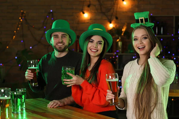 Jongeren St. Patrick's Day viering in pub — Stockfoto