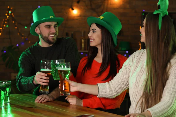 Jongeren St. Patrick's Day viering in pub — Stockfoto