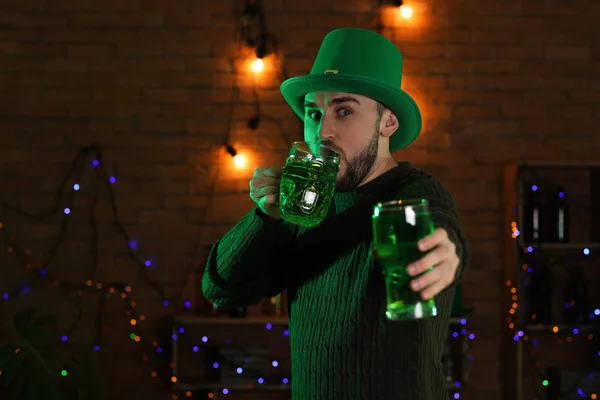 Bel giovanotto che festeggia il giorno di San Patrizio al pub — Foto Stock