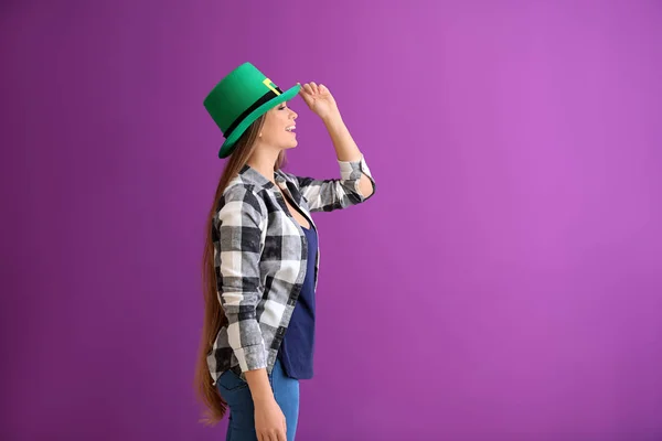 Vacker ung kvinna i grön hatt på färgbakgrund. St. Patrick's Day firande — Stockfoto