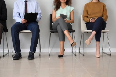 İş görüşmesini içeride bekleyen gençler