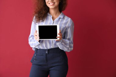 Tablet Pc renkli arka plan üzerinde ile genç iş kadını