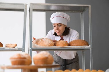 Kadın Şef mutfakta taze pişmiş ekmek ile