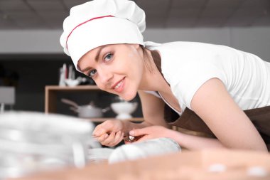 Bayan baker mutfakta kurabiye yapma