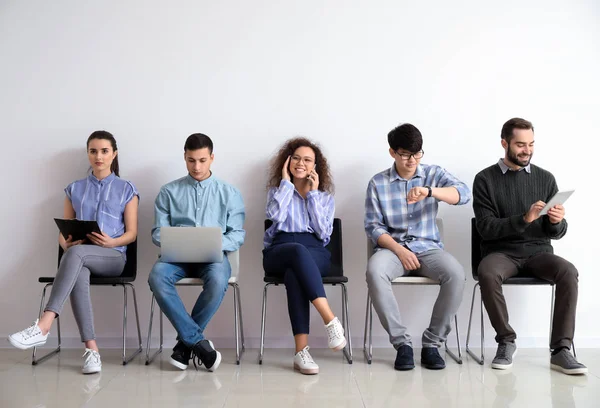 Jóvenes esperando entrevista de trabajo en interiores —  Fotos de Stock