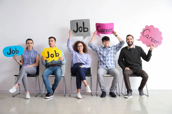 Mladí lidé drží uvnitř bubliny se slovy Job a kariéra — Stock fotografie