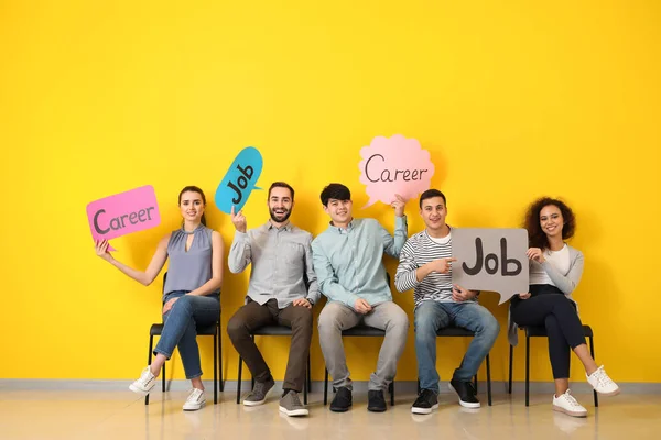 Mladí lidé drží uvnitř bubliny se slovy Job a kariéra — Stock fotografie