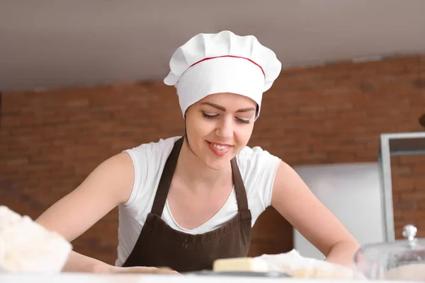 Panettiere donna che fa la pasta in cucina — Foto Stock