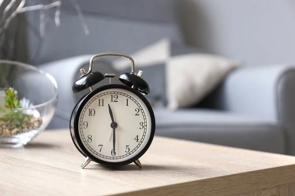 Relógio despertador na mesa no quarto — Fotografia de Stock