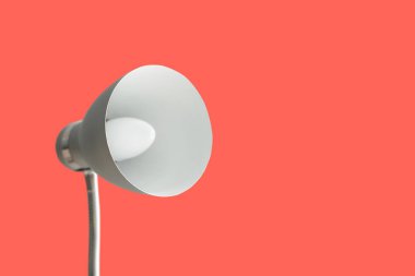 Mercan arka plan üzerinde şık lamba