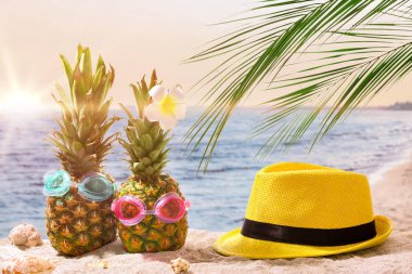 Kum Beach Resort şapkalı komik ananas